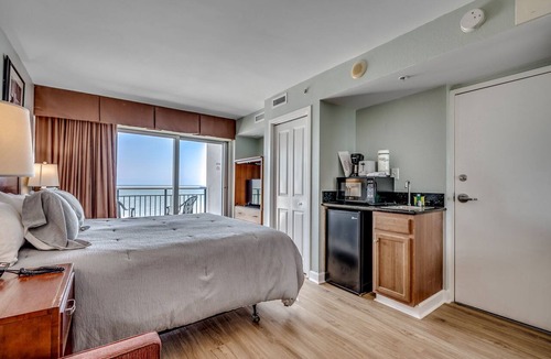 Downtown Myrtle Beach Apartment | 🏖️Stunning Ocean Views | Pools + Hot Tub | Bay View Resort 1005B🏖️