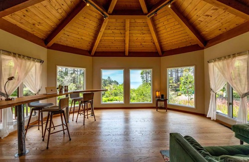 Little River House | Stunning Sea Views, Hot Tub, Sauna, King Bed, Private and Sunny. EV