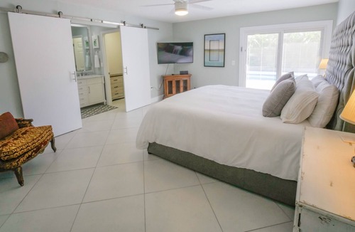 Whitfield House | Stunning & Spacious Pool Home in Sarasota!