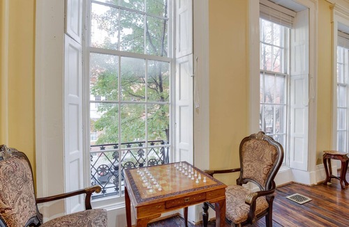 Mount Vernon House | Stunning Victorian Mansion, Baltimore near Inner Harbor with 10 BR and 4 carpark