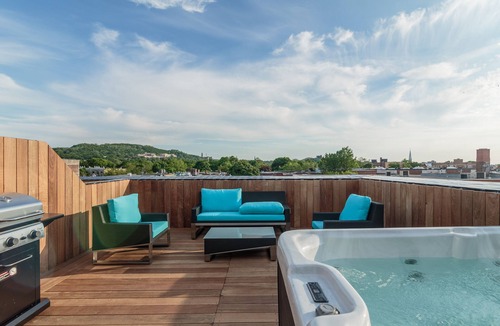 Mile End Condo | Stylish 3-Bedroom Penthouse with Hot Tub