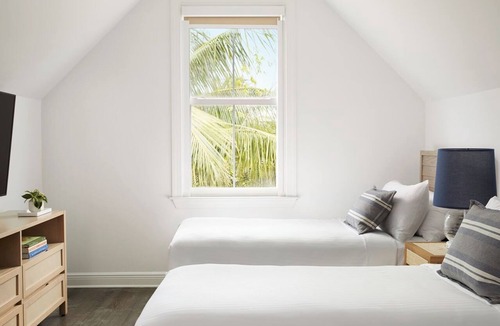 Key West Hotel | Stylish Beach Stay in Key West | Onsite Outdoor Pool | Pet Friendly | Parking