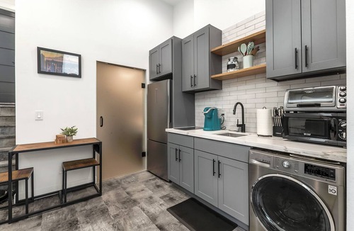 North Admiral Condo | Stylish Condo-Close to Alki Beach!