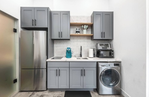 North Admiral Condo | Stylish Condo-Close to Alki Beach!