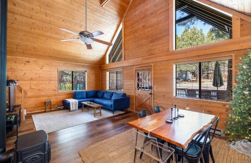 Munds Park Villa | Stylish Cozy Cabin Retreat in Munds Park