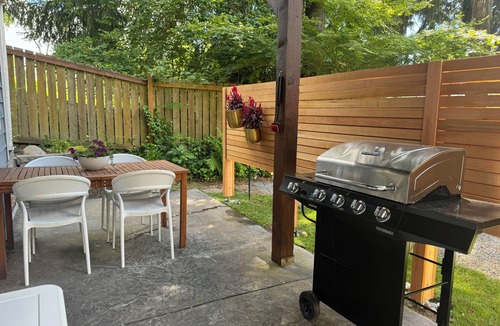 Highline House | Stylish & Cozy Lakeside Retreat Accommodations. Great location!