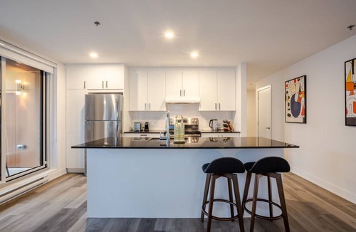 Griffintown Apartment | Stylish MTL Apartment | Parking + EV Charger