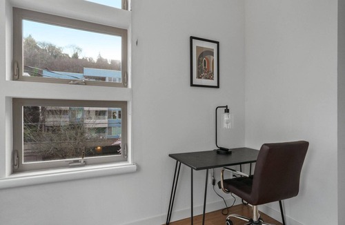 East Queen Anne House | Stylish Westlake 2BR, nr Shopping & Entertainment, by Blueground