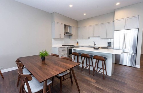 Regional District of Nanaimo Apartment | Suite #110: Contemporary Oceanfront Accommodation