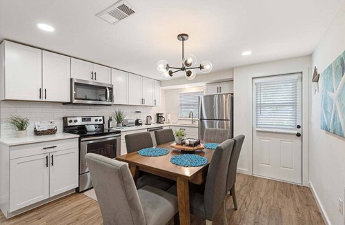 North Sarasota House | Sun and Sand Lodge | Fire Pit + Screened-In Porch