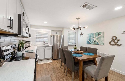 North Sarasota House | Sun and Sand Lodge | Fire Pit + Screened-In Porch