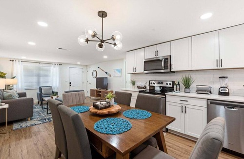 North Sarasota House | Sun and Sand Lodge | Fire Pit + Screened-In Porch