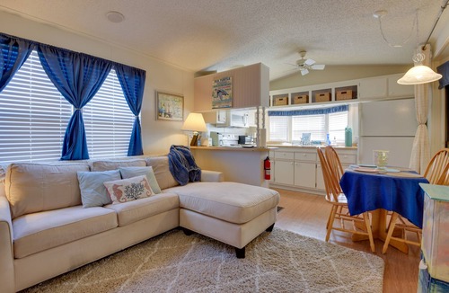 Braden River Cottage | Sunlit Sarasota Cottage w/Screened Porch!