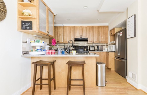 Arlington House | Sunny 4BR House | Private Yard | Family & Pet Friendly | Arlington/DC