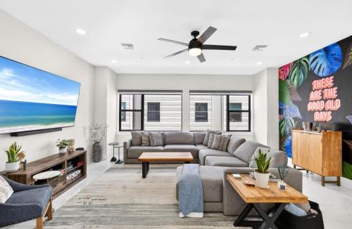 Downtown House | Sunny 4BR Sarasota Retreat With Hot Tub & Rooftop