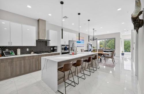 Downtown House | Sunny 4BR Sarasota Retreat With Hot Tub & Rooftop