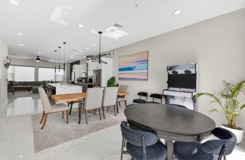 Downtown House | Sunny 4BR Sarasota Retreat With Hot Tub & Rooftop