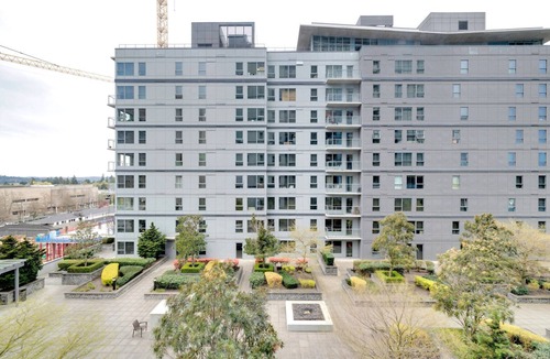 Northwest Bellevue Apartment | Sunny Bellevue 1BR w/Gym, W/D & Roof, near Downtown Park, by Blueground