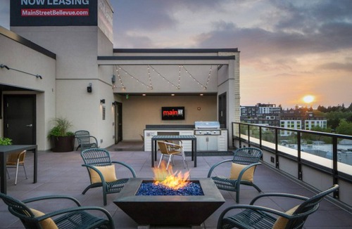West Bellevue Apartment | Sunny Bellevue Jr 1BR w/Lounge & W/D, nr Shops & Coffee, by Blueground