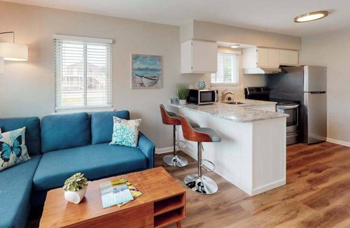 Caine Woods Condo | Sunny condo 2 blocks from beach with fast WiFi & W/D - dog-friendly