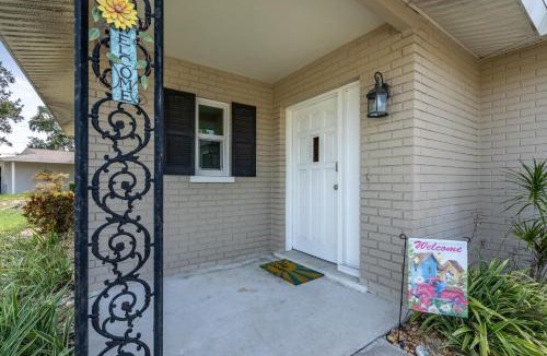 Gulf Gate Estates House | Sunny Cottage with lanai and garage, only 4 miles from Siesta Key