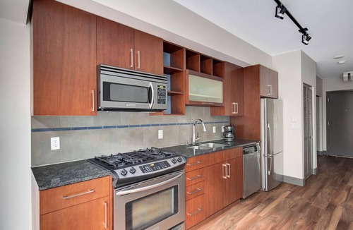Cascade Apartment | Sunny East Lake Studio w/Pool & Gym, walk to Space Needle, by Blueground