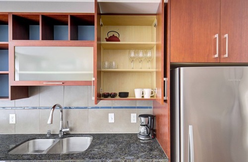 Cascade Apartment | Sunny East Lake Studio w/Pool & Gym, walk to Space Needle, by Blueground