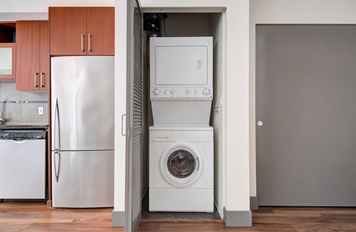 Cascade Apartment | Sunny East Lake Studio w/Pool & Gym, walk to Space Needle, by Blueground