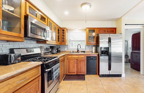 College Green Estates House | Sunny Pet-Friendly Retreat - Backyard with Lounge Seating, Firepit, Grill & Outdoor Patio! ☀️