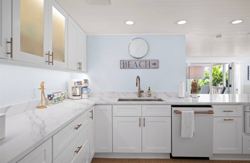 Sunset Beach Cottage | Sunset Beach/Stunning Key West Style Cottage Across from the Beach 3BR/3BA