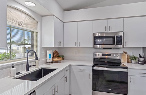 Southgate House | Sunshine Manor | Saltwater Pool + Electric Bikes!