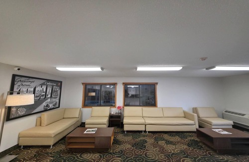 Coshocton Hotel | Super 8 by Wyndham Coshocton Roscoe Village
