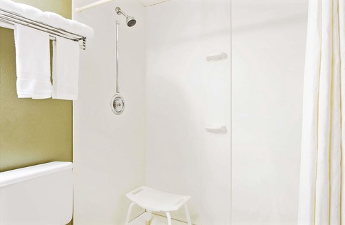 Allenton Hotel | Super 8 by Wyndham Eureka/Six Flags Nearby