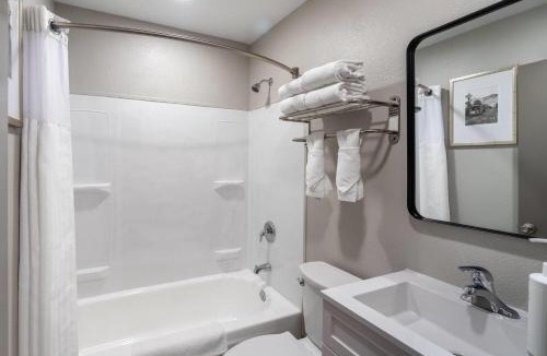 Downtown Hotel | Super 8 by Wyndham Eureka