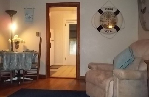 Colonial Beach Cottage | Super cute, 2 bedroom, 1 bath, furnished cottage
