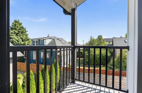 Southeast Magnolia House | Superb 2-bedroom house with AC, private yard & off street parking in Seattle