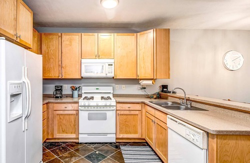 Kimball Junction Condo | Superbly Updated Condo with Mountain Views, Shared Pool, Hot Tub, Walking Paths