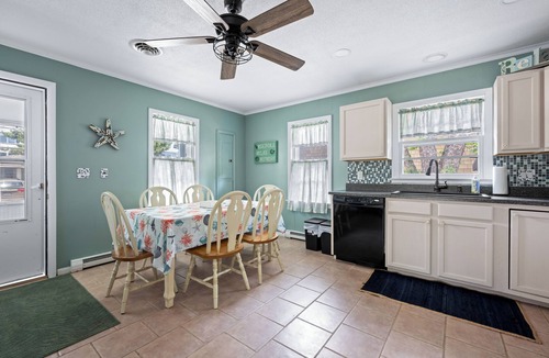 Rehoboth by the Sea Cottage | SWEET 3 BR, DOG-FRIENDLY COTTAGE IN OCEAN BLOCK DEWEY - 24 West St.