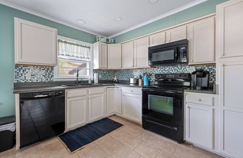 Rehoboth by the Sea Cottage | SWEET 3 BR, DOG-FRIENDLY COTTAGE IN OCEAN BLOCK DEWEY - 24 West St.