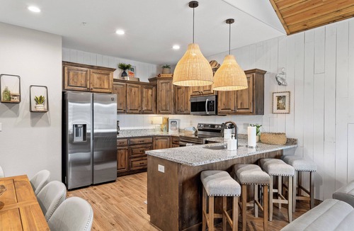 Indian Point House | Table Rock Lake 6 BR Lodge + Boat Slip + Hot Tub