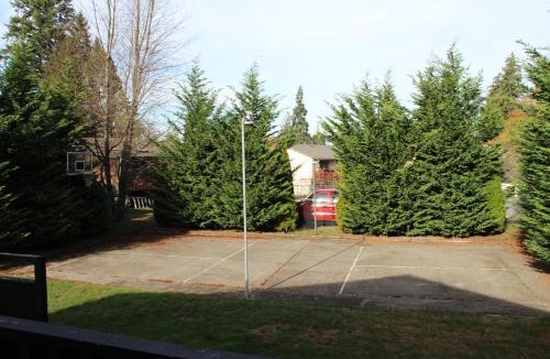 Mountlake Terrace House | Tahoe Room Full bed for two 13 miles to Seattle Space Needle
