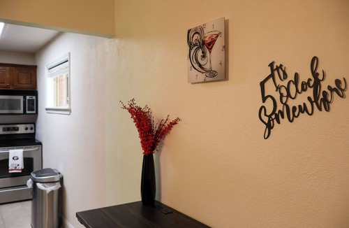Athens Condo | TAILGATE TERRACE! 2BR, 1 BA Condo-walking distance to downtown Athens & Stadium