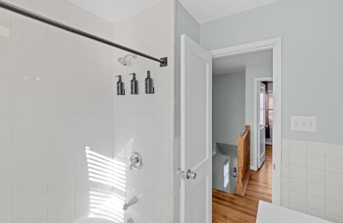 Takoma Park House | Takoma Park Three Bedroom Home Near Metro and National Mall DC