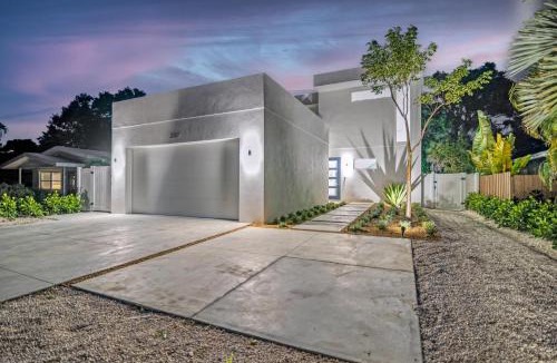 Arlington Park House | Tamiami Vice - Luxury Siesta Key Home with Heated Pool & Prime Location – Book Your Escape Today!