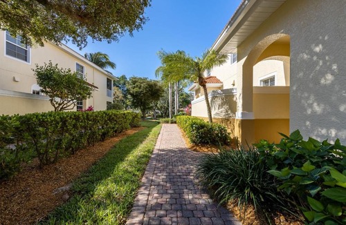 Pelican House | Tarpon Point Coach Home - Villa Tarpon - Roelens Vacations