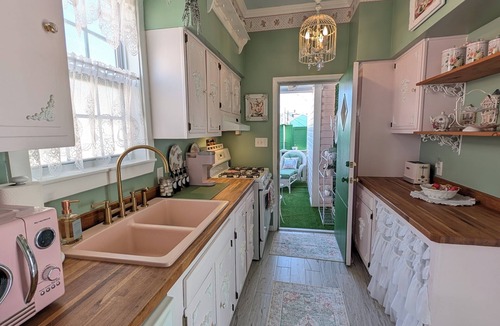 Galveston Cottage | The 1885 Rose Cottage -Carriage House Upper Unit- Close to Cruises Strand ,UTMB