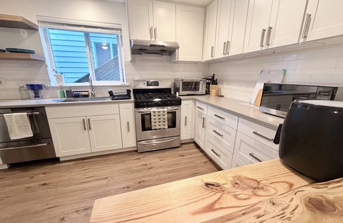 Matthews Beach Apartment | The Accessible Alcove: Studio Suite Near UW & Seattle Hospitals w Garage