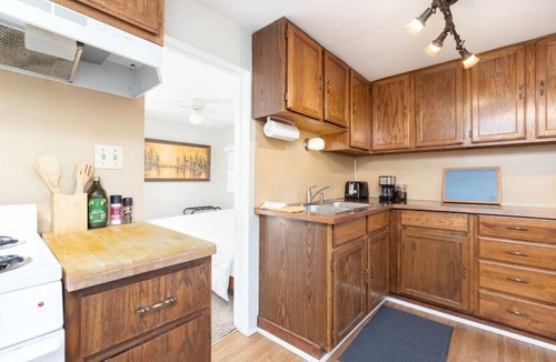 Lower Avenues Apartment | The Amber Suite - Historic Avenues Downtown Apt