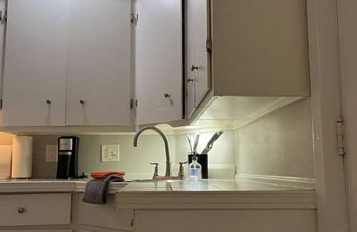 South London Apartment | The Bachelor Pad-In the Heart of Wortley Village!