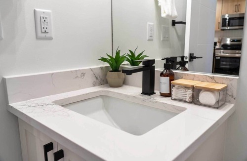 Northwest Calgary House | The Base - Cozy 2 BR Suite in Bowness! Near River